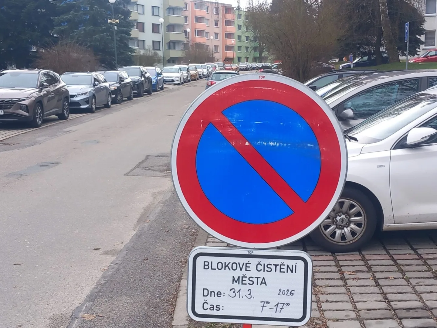 Parkování v Jihlavě XXXI.: Na Březinkách stojí stovky aut zadarmo. Do rána musí zmizet