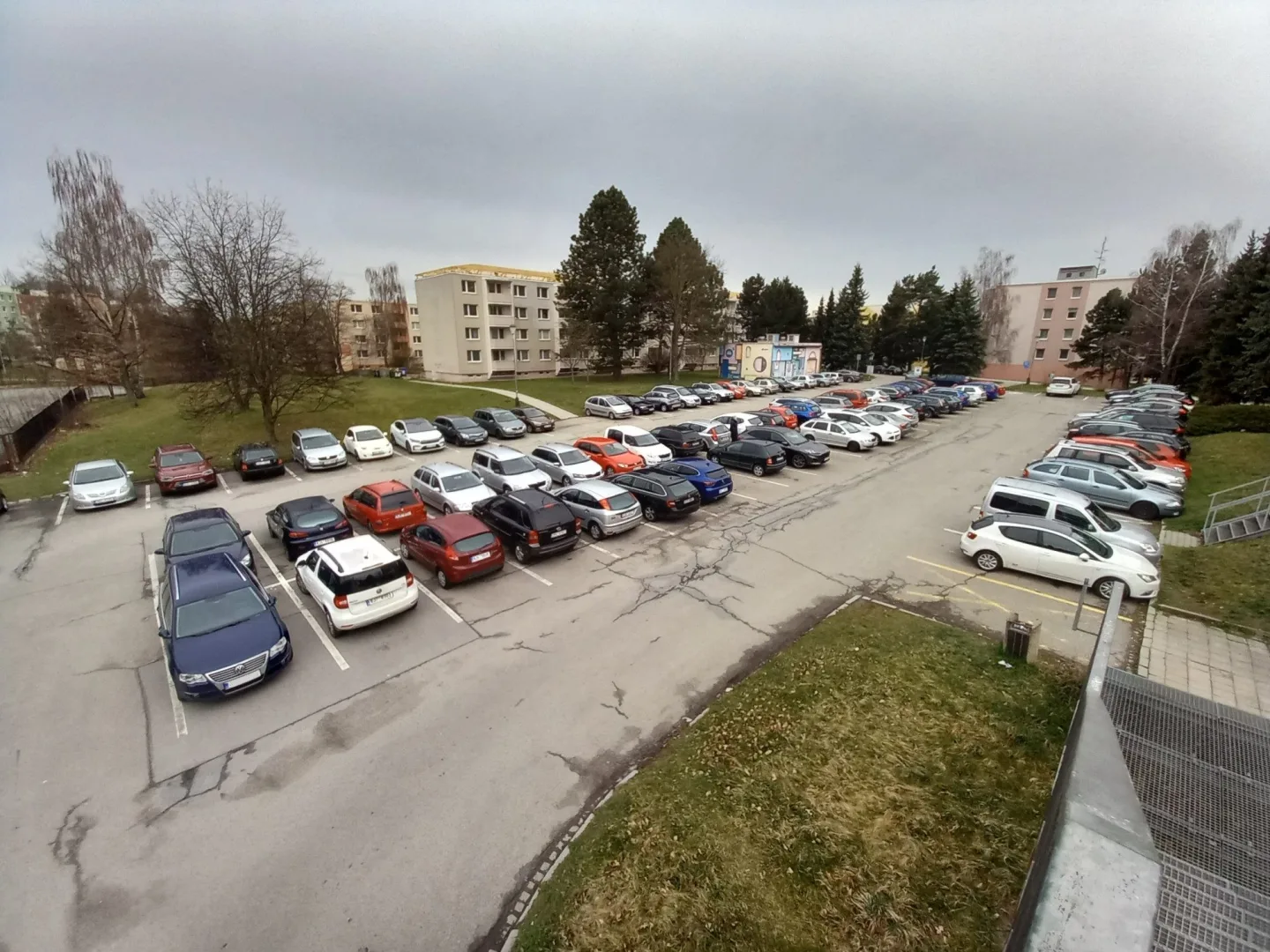 Parkování v Jihlavě XXXI.: Na Březinkách stojí stovky aut zadarmo. Do rána musí zmizet