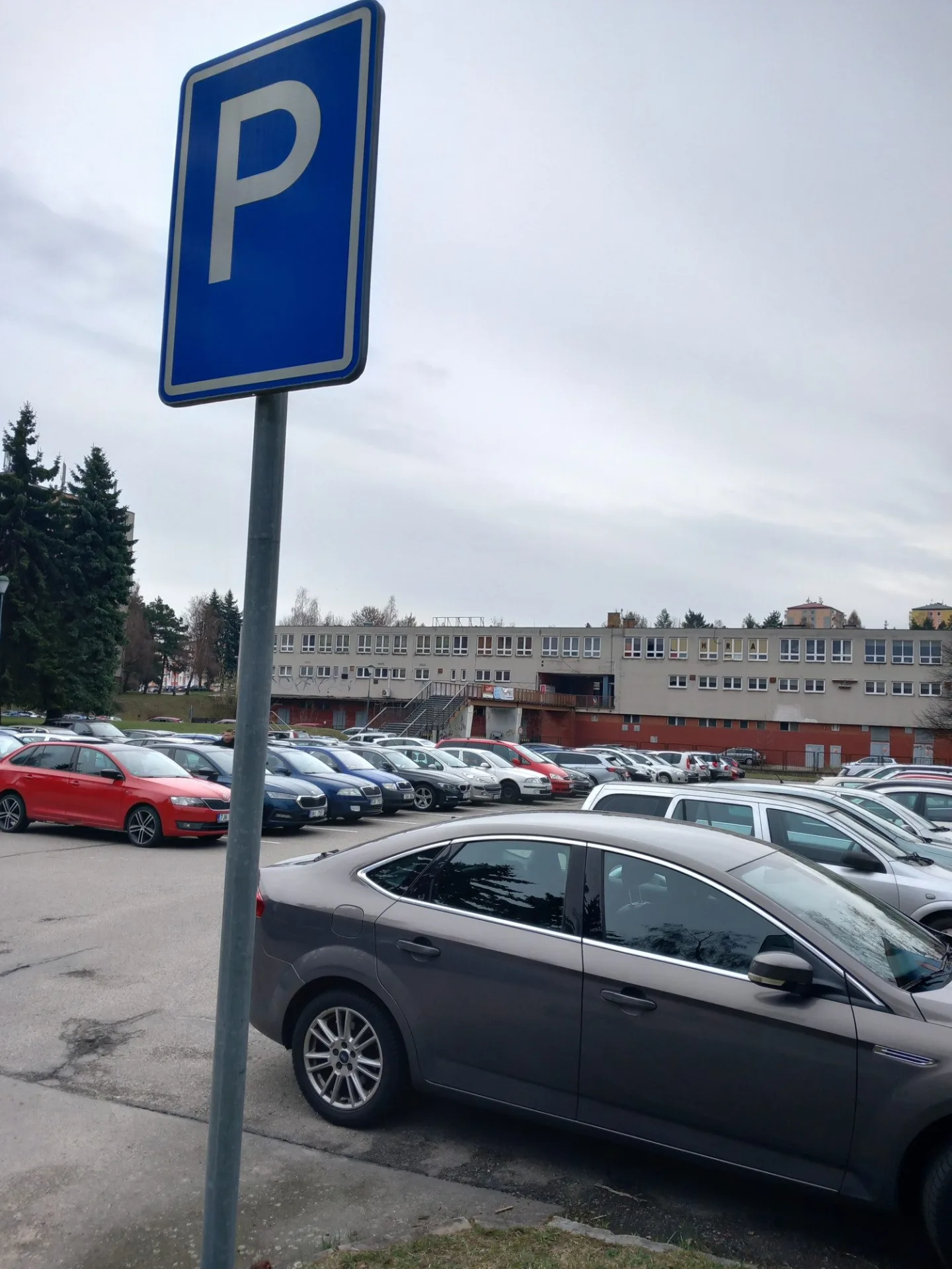 Parkování v Jihlavě XXXI.: Na Březinkách stojí stovky aut zadarmo. Do rána musí zmizet