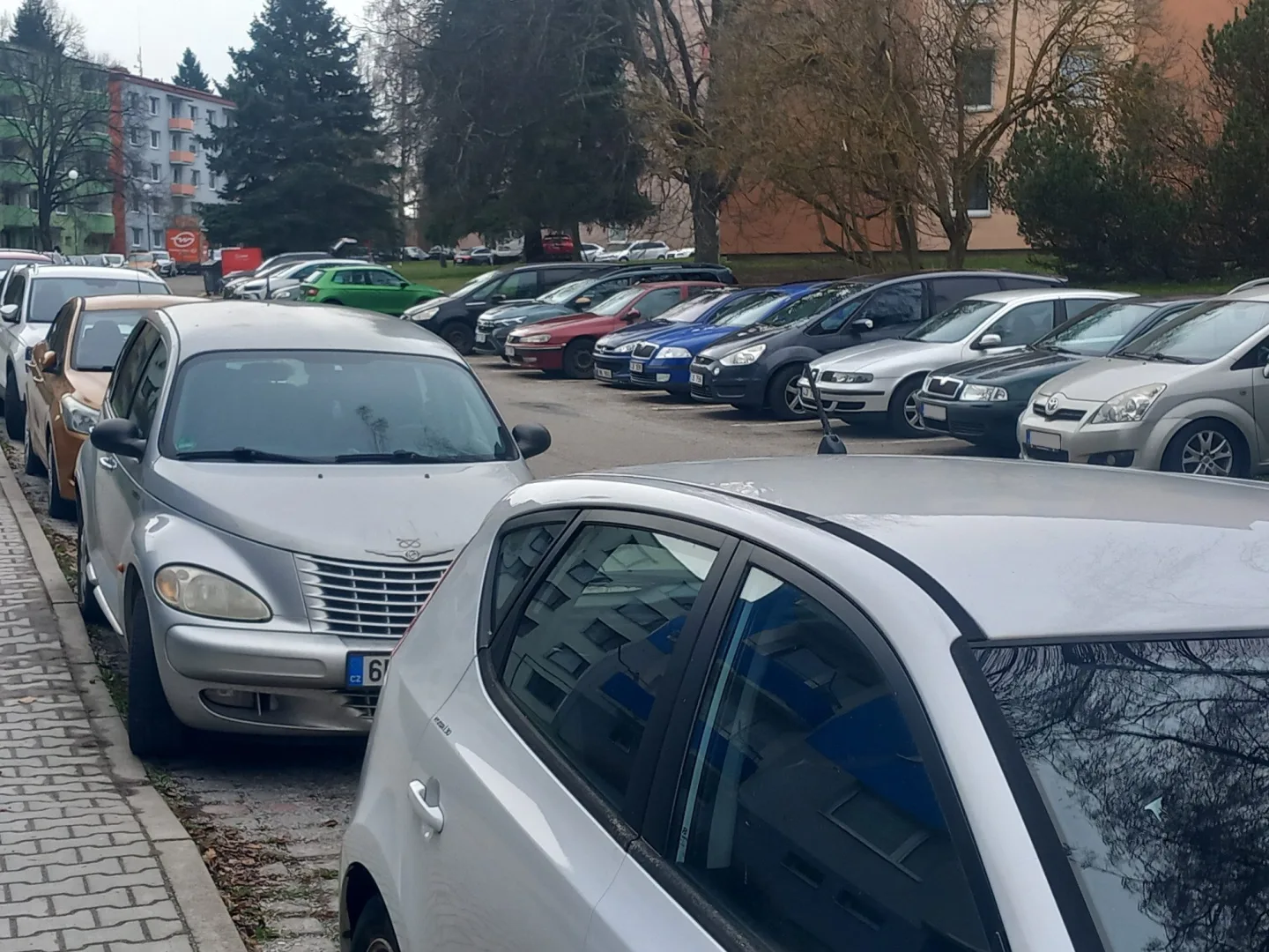 Parkování v Jihlavě XXXI.: Na Březinkách stojí stovky aut zadarmo. Do rána musí zmizet