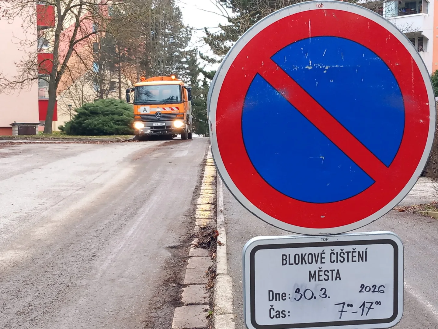 Parkování v Jihlavě XXXI.: Na Březinkách stojí stovky aut zadarmo. Do rána musí zmizet