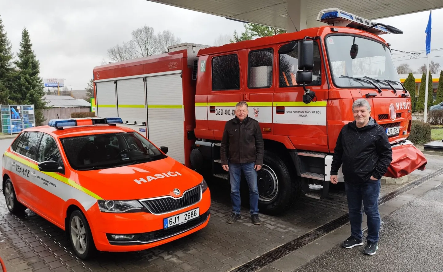Pavel Pešta na snímku vlevo, s vedoucím oddělení krizového řízení Tiborem Fehérem. Foto: JSDH Jihlava