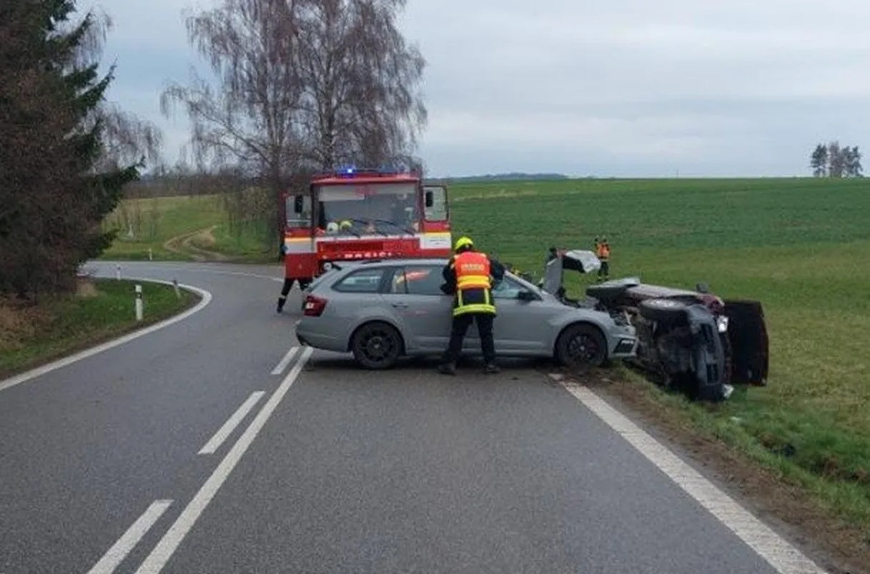 Po střetu dvou aut skončilo jedno na boku. Nehoda u Košetic si vyžádala zranění. Foto: Policie ČR