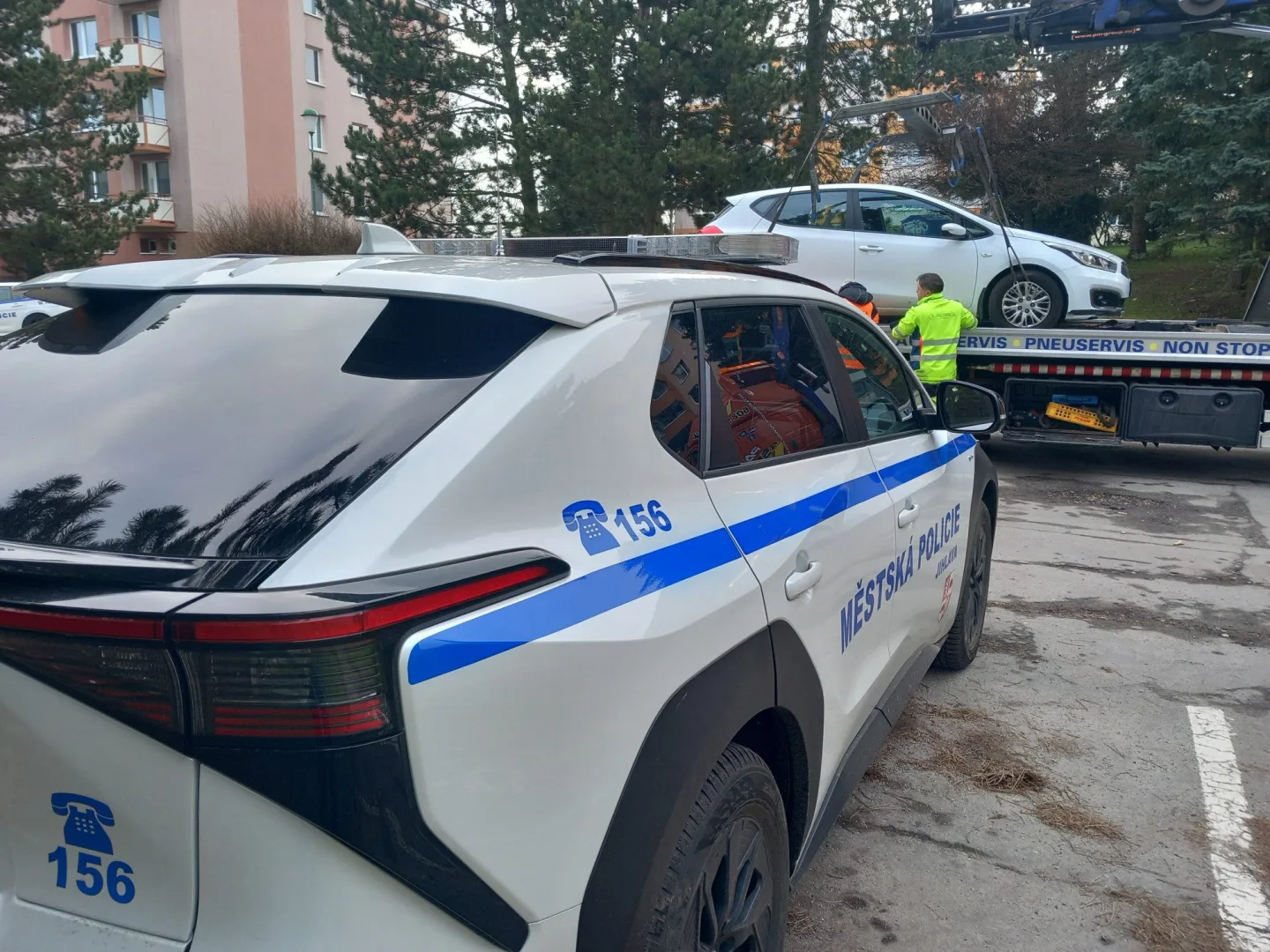 FOTO, VIDEO: Na Březinkách se čistí ulice a auta lítají vzduchem