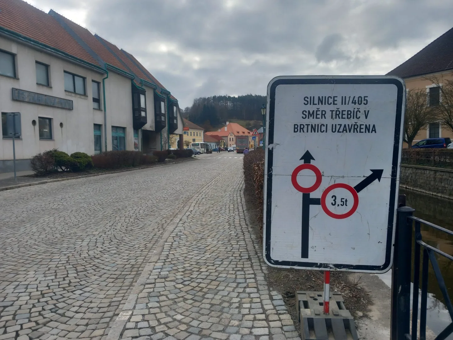 FOTO: Brtnice odříznutá od světa. Zavřené jsou trasy na Třebíč, Luka i Panskou Lhotu