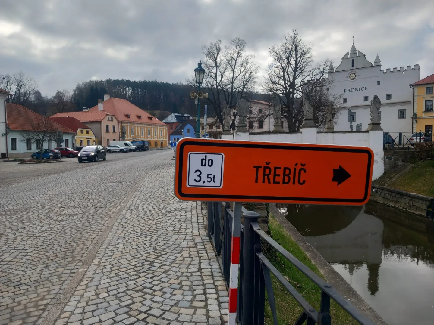 FOTO: Brtnice odříznutá od světa. Zavřené jsou trasy na Třebíč, Luka i Panskou Lhotu