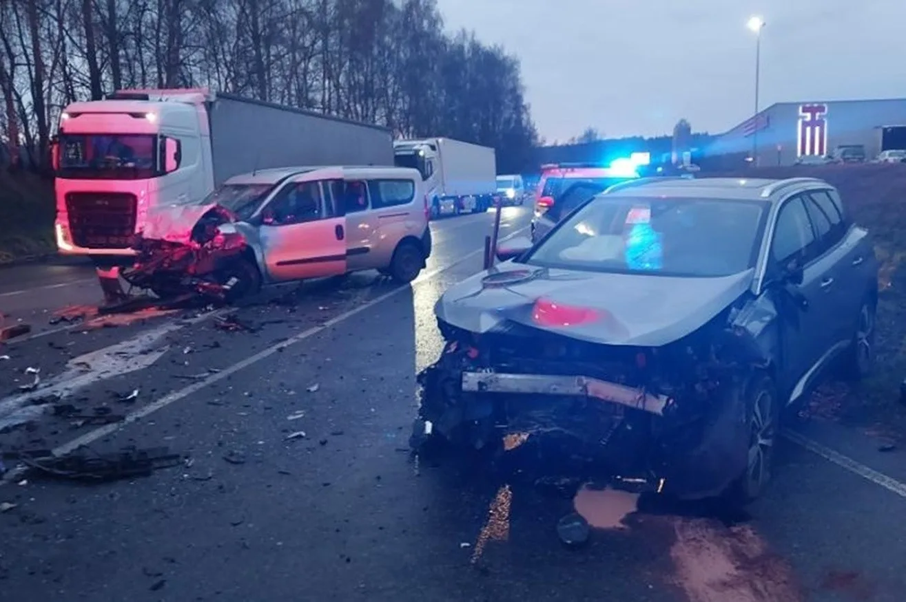 Frekventovanou silnici u Komorovic dnes ráno uzavřela dopravní nehoda. Foto: Policie ČR