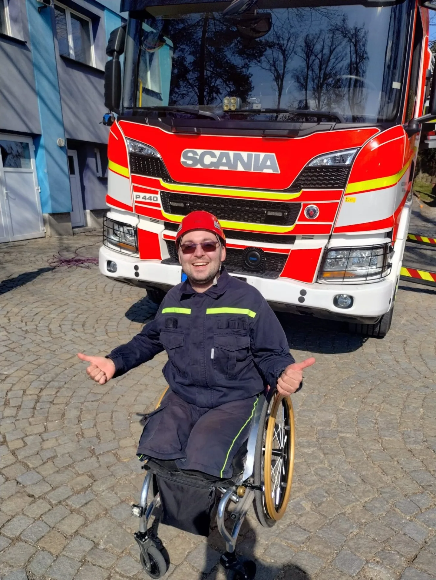 FOTO: Přišel o obě nohy, ale dál bojuje. Honza dojal hasiče na stanici v Jihlavě