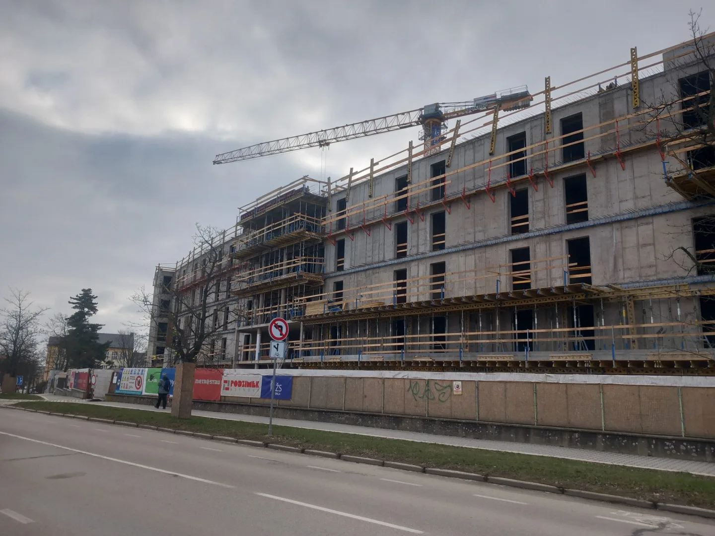 Soud rozhodl: Stavba vysokoškolských kolejí opět stojí, školu bude stát více peněz