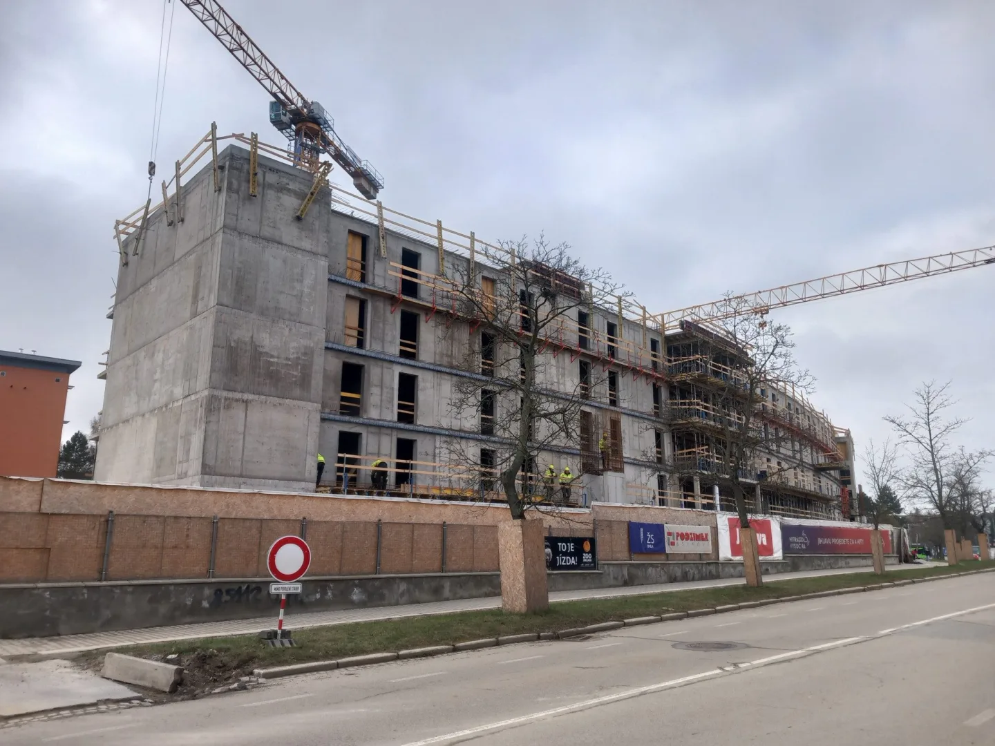 Soud rozhodl: Stavba vysokoškolských kolejí opět stojí, školu bude stát více peněz