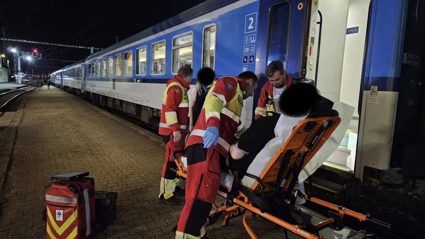Sanitka nemohla k peronu. V Jihlavě ošetřoval lékař pacienta za jízdy ve vlaku