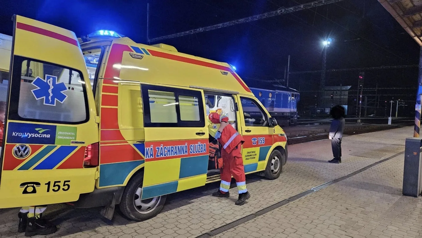 Sanitka nemohla k peronu. V Jihlavě ošetřoval lékař pacienta za jízdy ve vlaku
