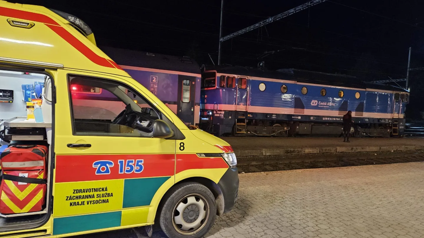 Sanitka nemohla k peronu. V Jihlavě ošetřoval lékař pacienta za jízdy ve vlaku