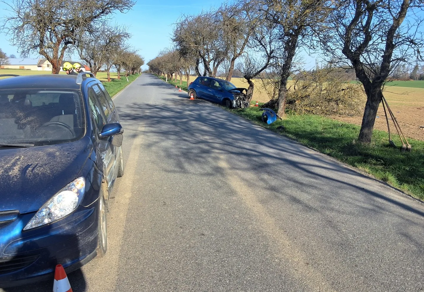 Muž předjížděl autobus a bokem narazil do auta. Zranila se maminka s dcerou v sedačce