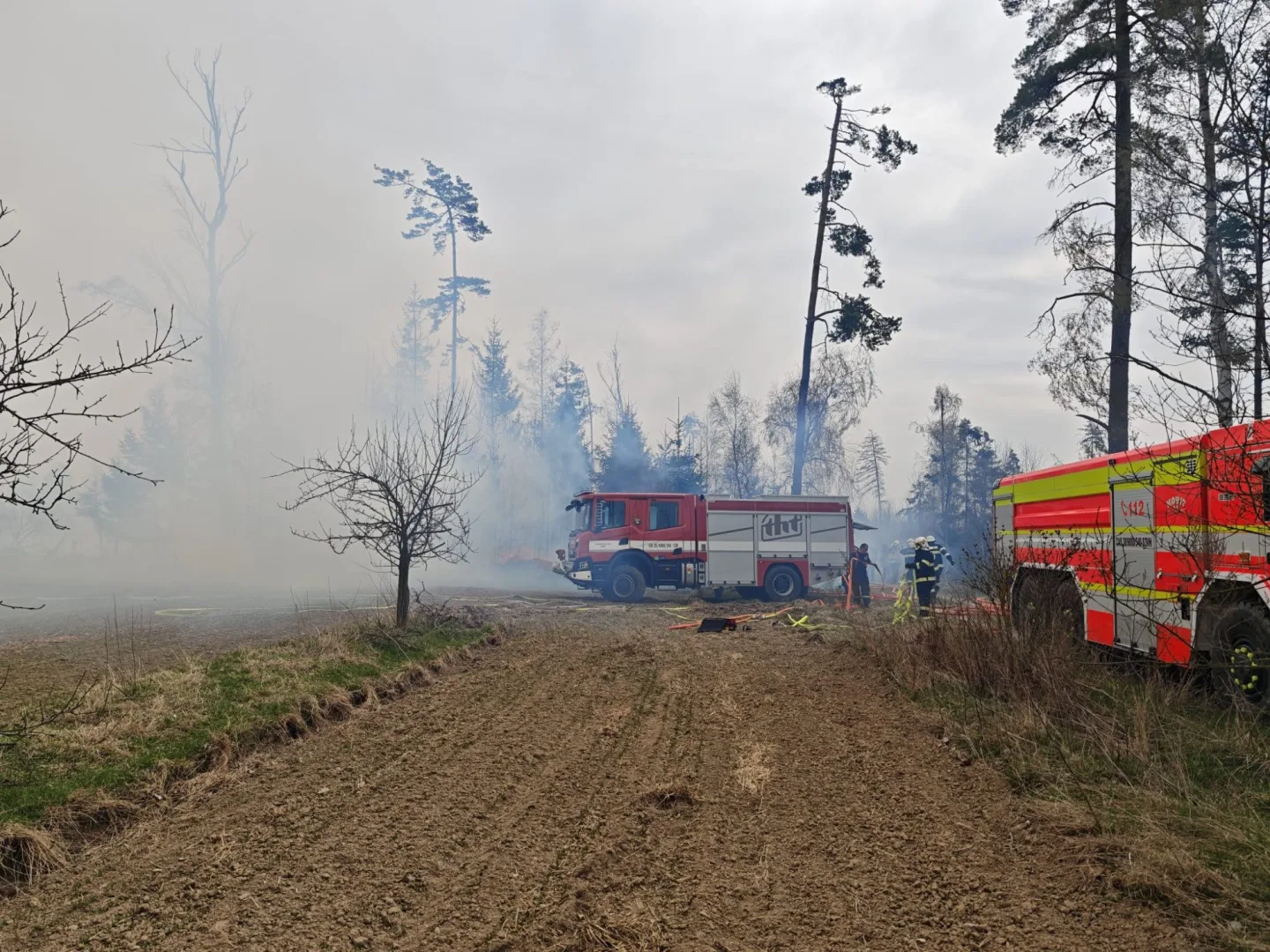 FOTO: Požár u Brzkova zaměstnává deset jednotek hasičů. Foto: HZS Kraje Vysočina