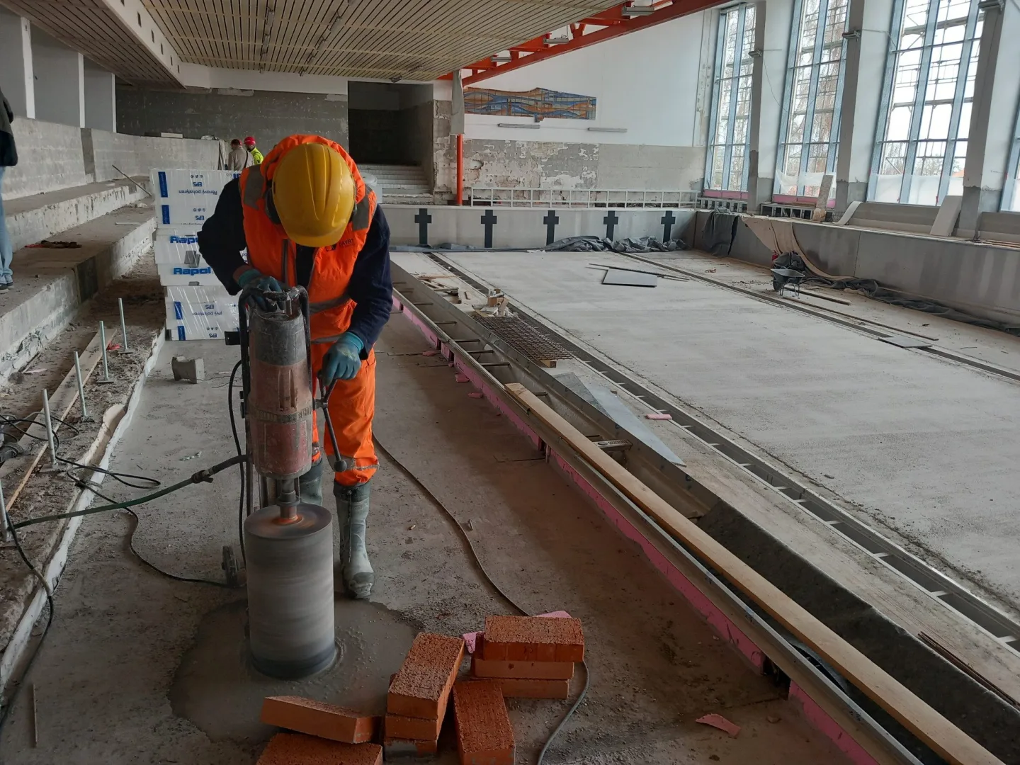 VIDEO, FOTO: Rekonstrukce bazénu Rošického míří do finále. Plavce přivítá už v srpnu