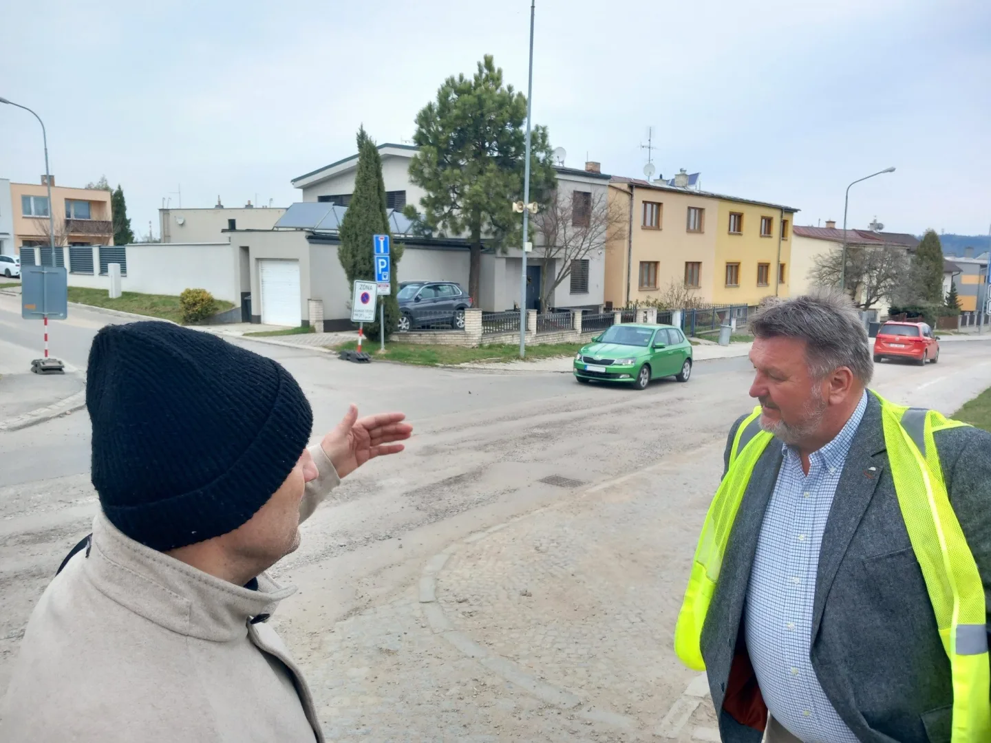 FOTO: V Rošického přestanou auta jezdit po chodníku. Radikální proměna ulice brzy začne