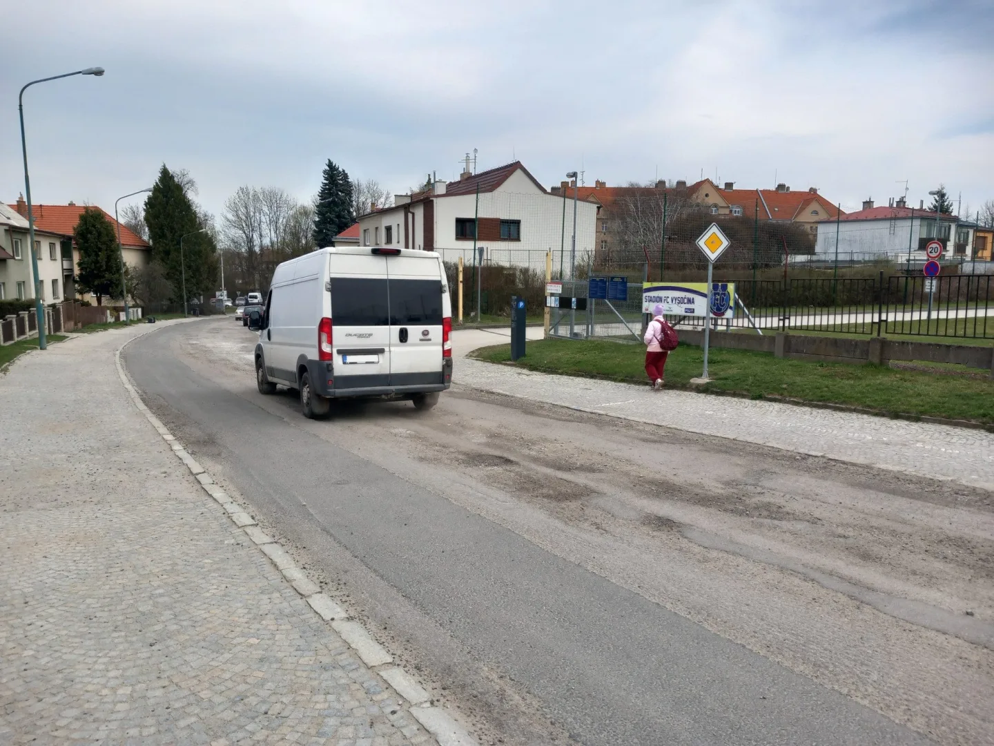 FOTO: V Rošického přestanou auta jezdit po chodníku. Radikální proměna ulice brzy začne