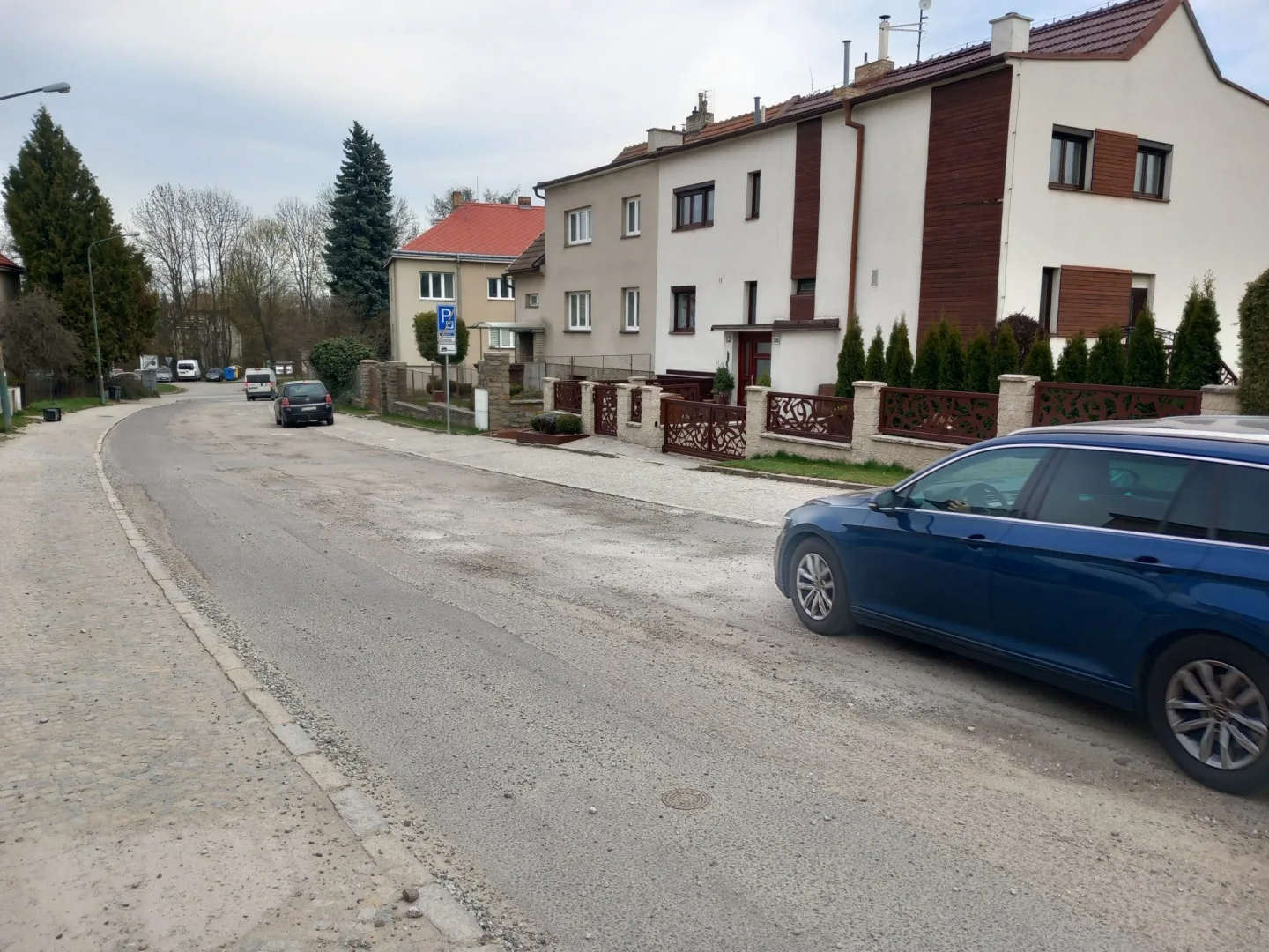 FOTO: V Rošického přestanou auta jezdit po chodníku. Radikální proměna ulice brzy začne