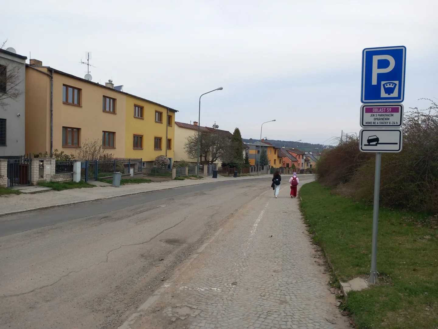 FOTO: V Rošického přestanou auta jezdit po chodníku. Radikální proměna ulice brzy začne