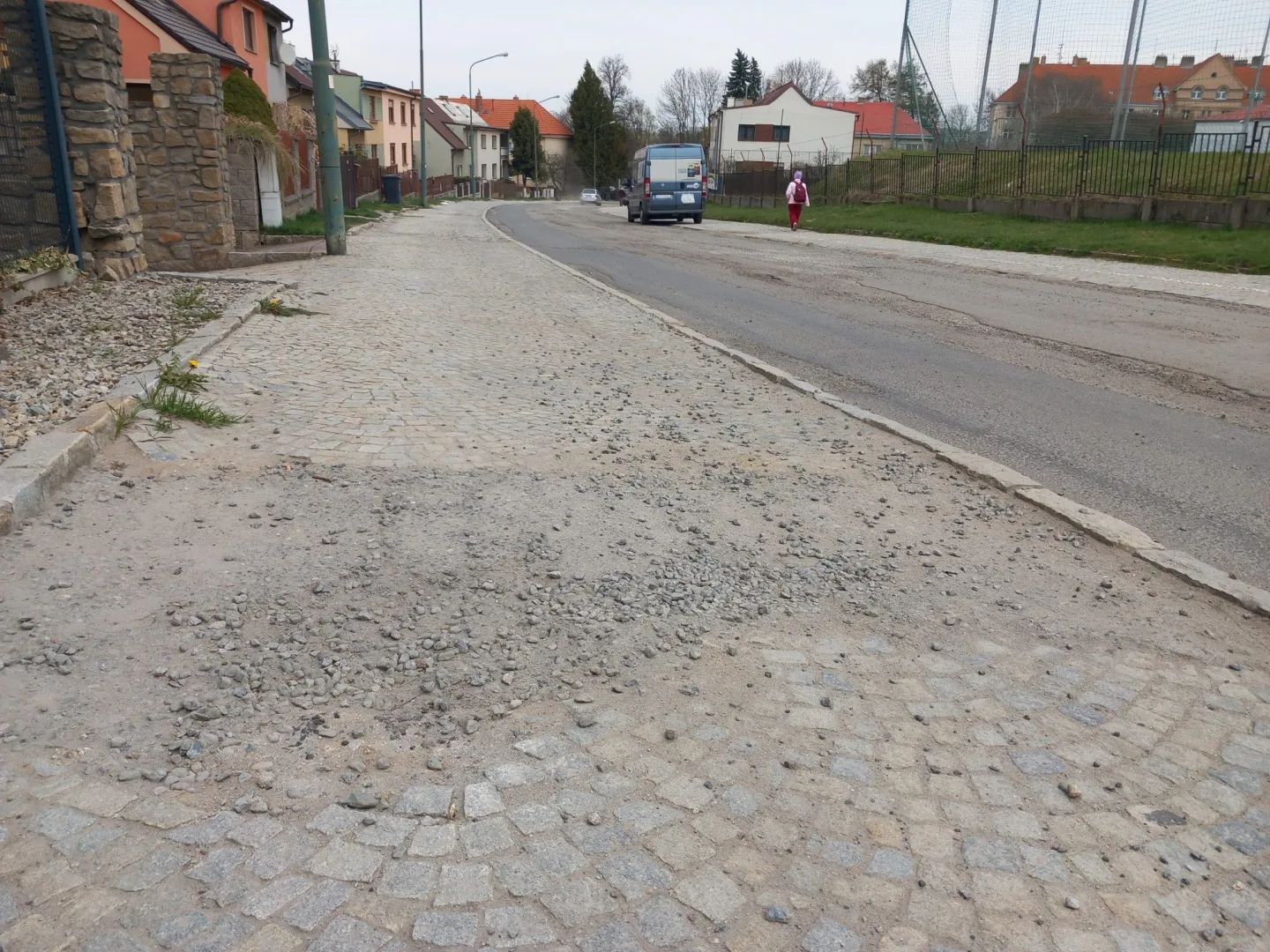 FOTO: V Rošického přestanou auta jezdit po chodníku. Radikální proměna ulice brzy začne
