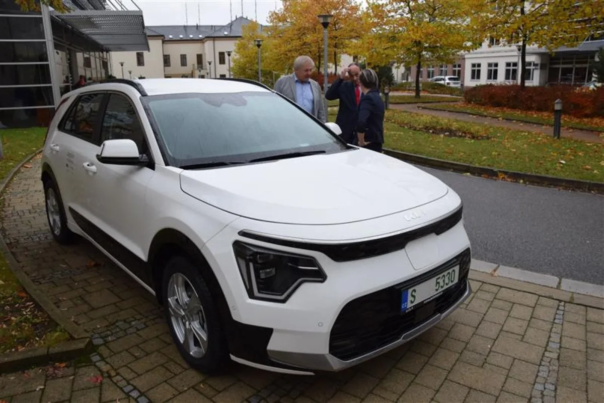 První vlastní elektromobil Kraje Vysočina, Kia Niro, který kraj pořídil v rámci projektu Elektromobilita Kraje Vysočina 2023. Foto: Kraj Vysočina