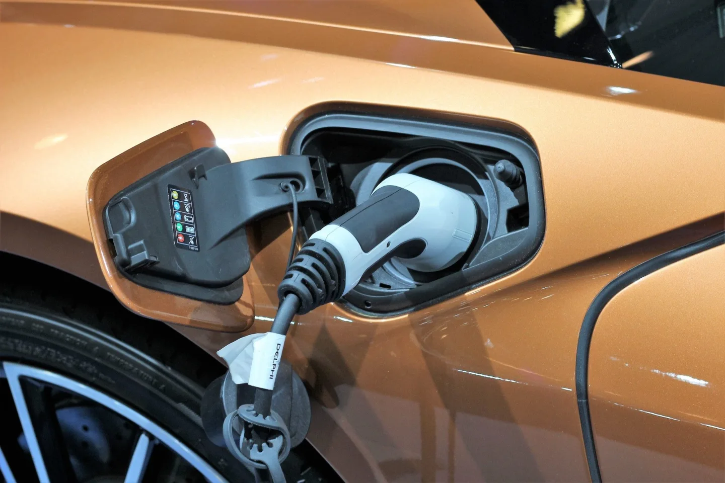 Trh s plug-in hybridy přináší nový typ podvodu s bateriovým dojezdem