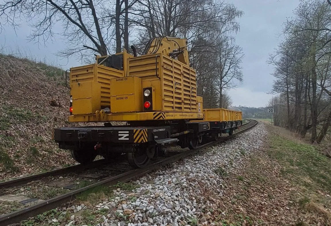 Strojvedoucímu ujel drážní pracovní stroj. Dojel z Telče až před Dačice. Foto: Policie ČR