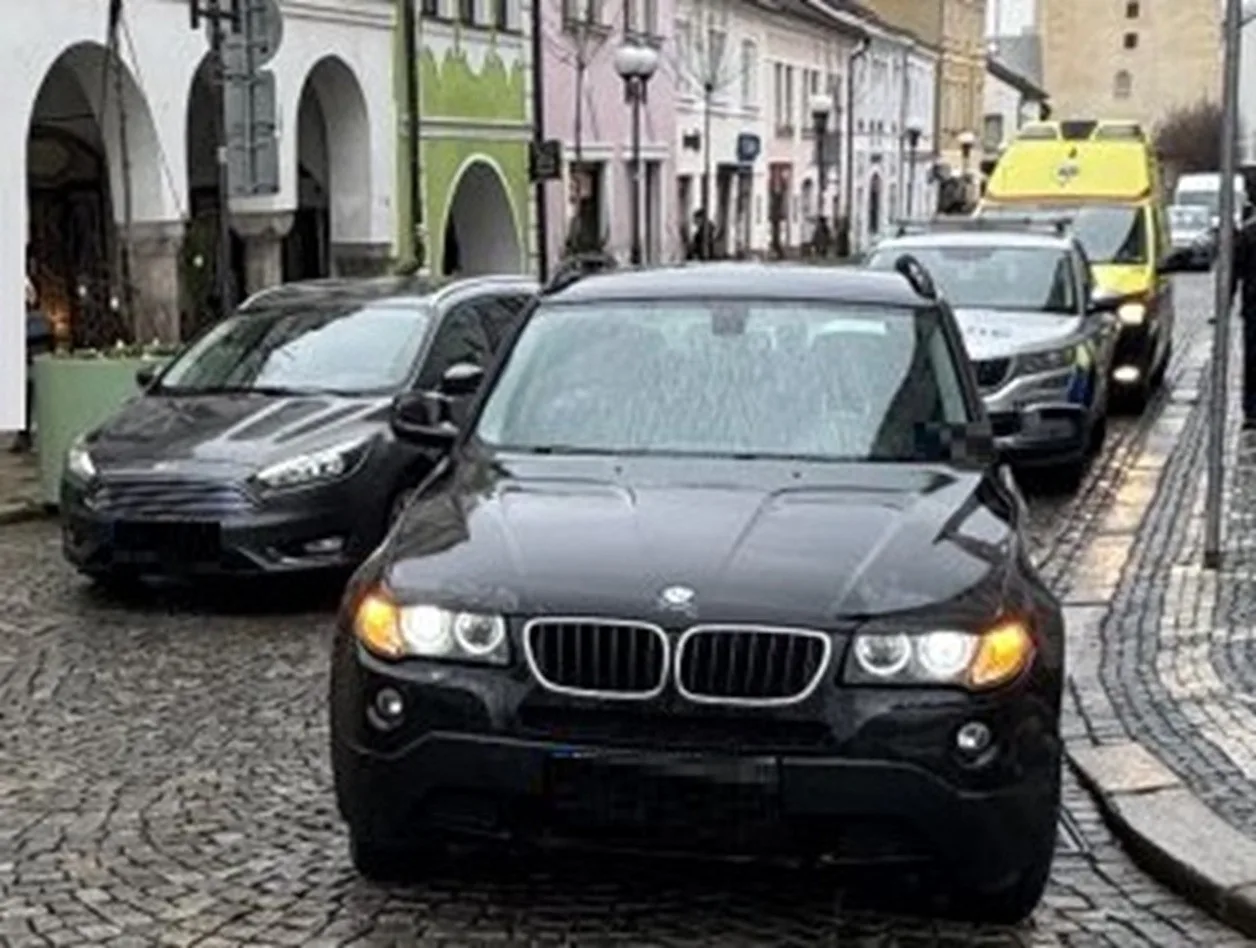 Zatroubil na chodce, skončil v nemocnici. Opilý muž poničil BMW a napadl řidiče. Foto: Policie ČR