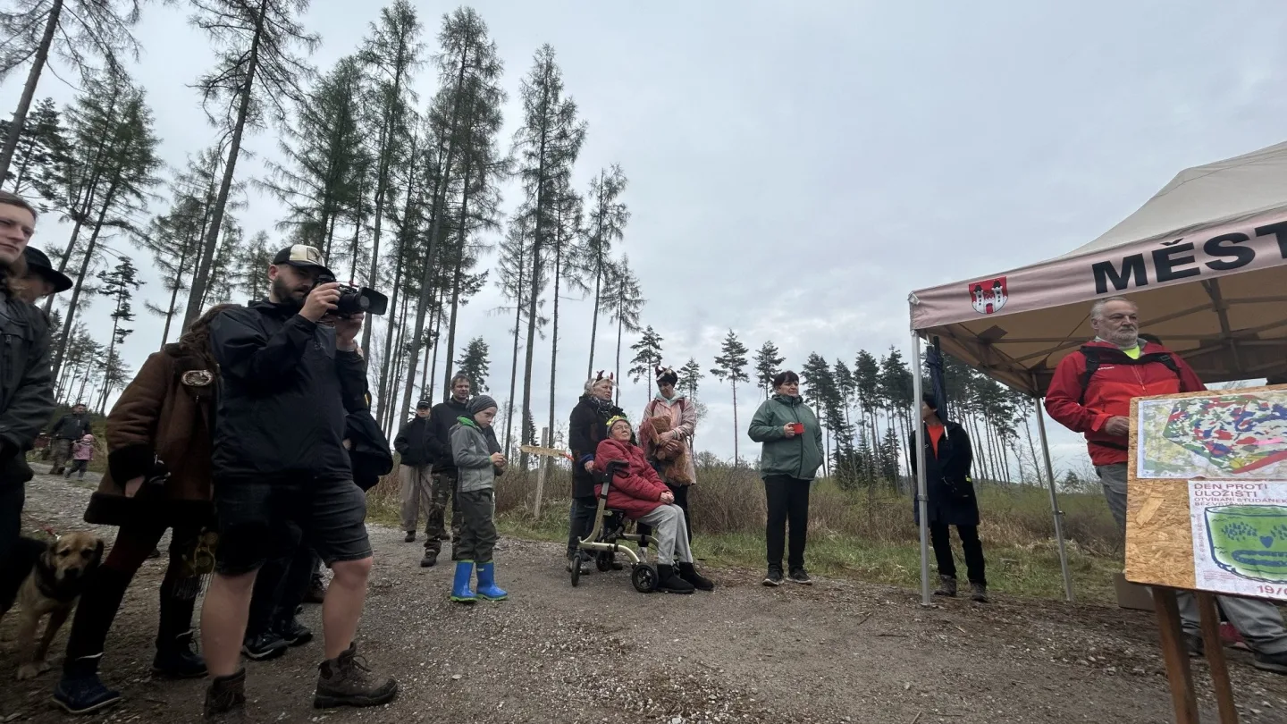 Den proti úložišti: V lokalitě Hrádek otvírali studánky. Vrtáka vyhnaly lesní víly