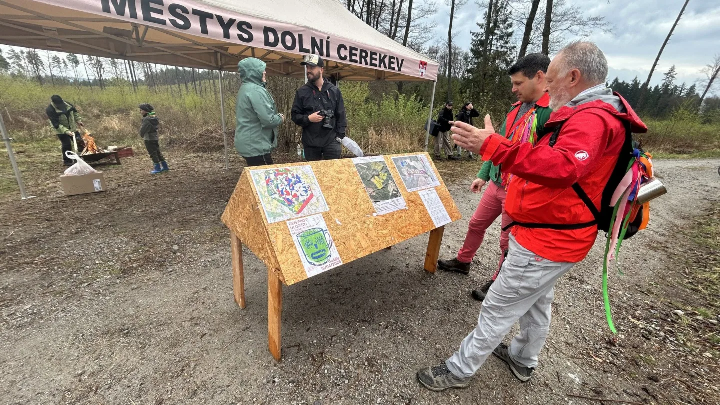 Den proti úložišti: V lokalitě Hrádek otvírali studánky. Vrtáka vyhnaly lesní víly