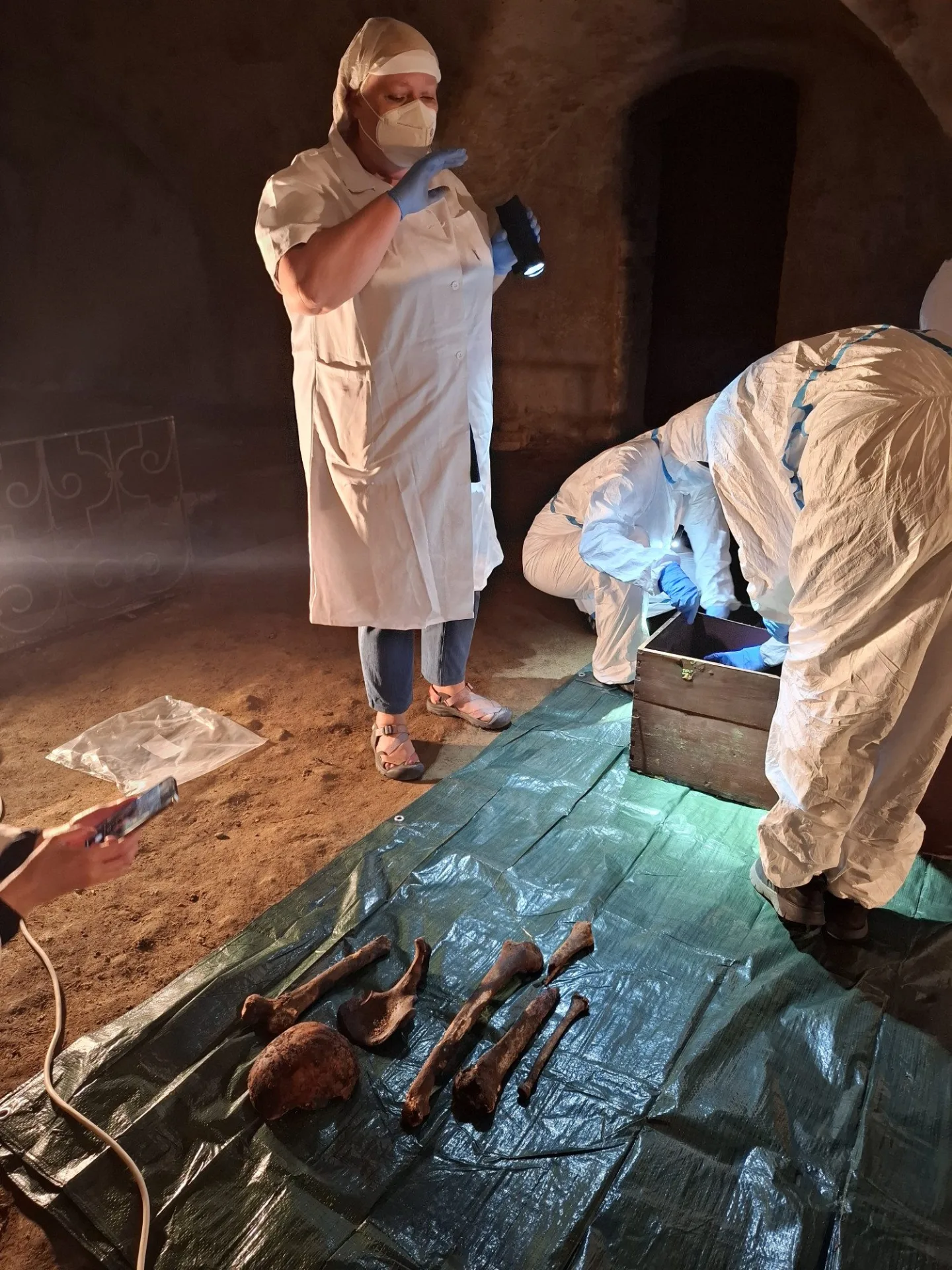 Vyzvednutí ostatku z krypty. Foto: Městský úřad Telč