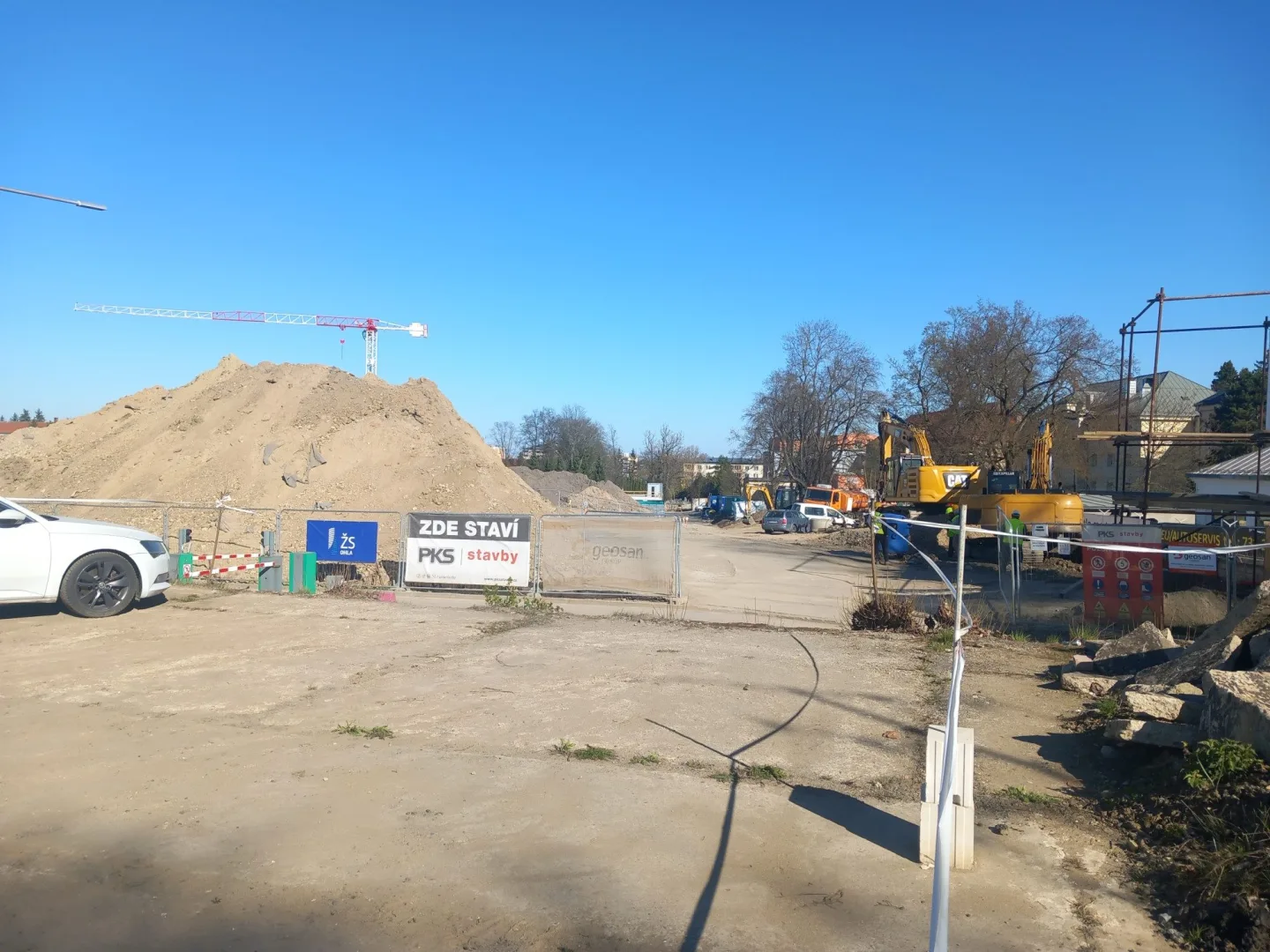 VIDEO, FOTO: U jihlavské nemocnice staví parkovací dům, letos se tam neparkuje snadno