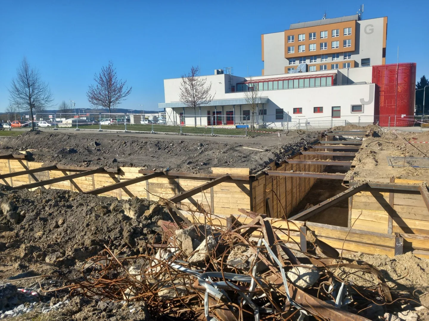 VIDEO, FOTO: U jihlavské nemocnice staví parkovací dům, letos se tam neparkuje snadno