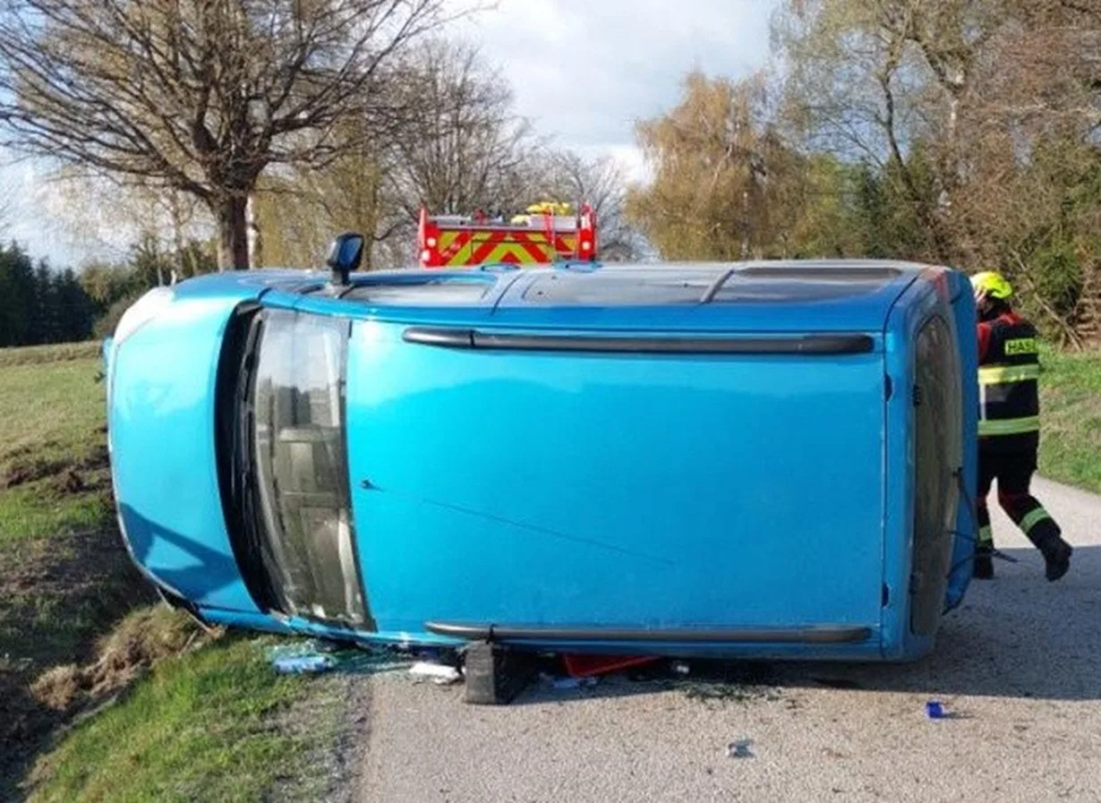 Mladý řidič jel moc rychle, po divokém manévrování převrátil auto na bok. Foto: Policie ČR