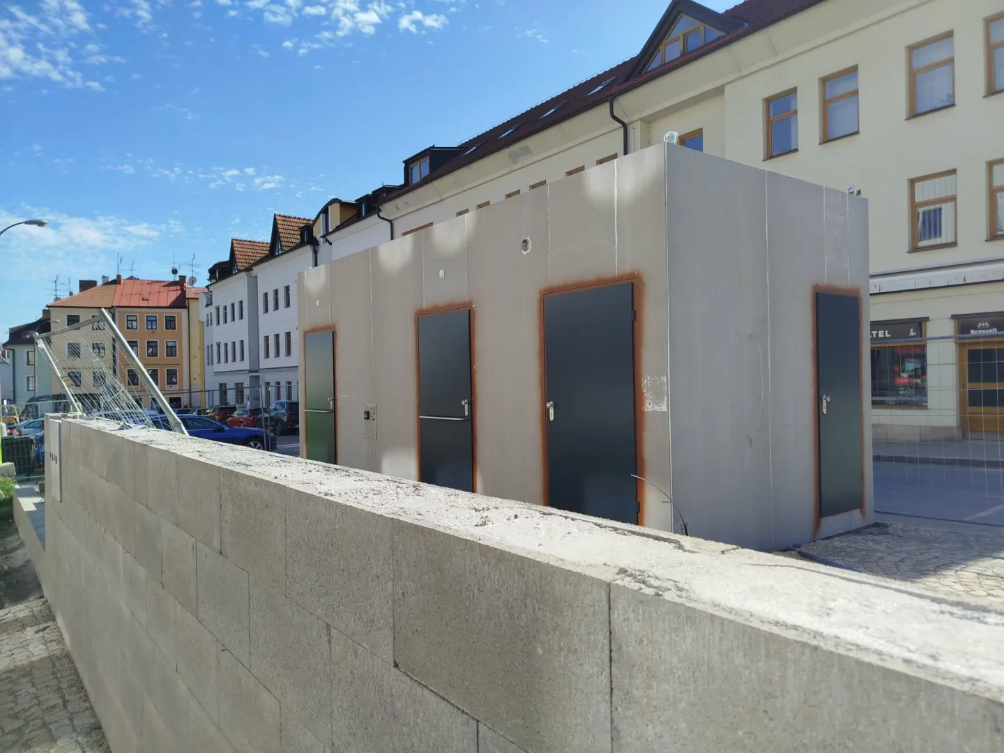 FOTO: Stavba veřejných toalet v Jihlavě významně pokročila. Podívejte se i dovnitř