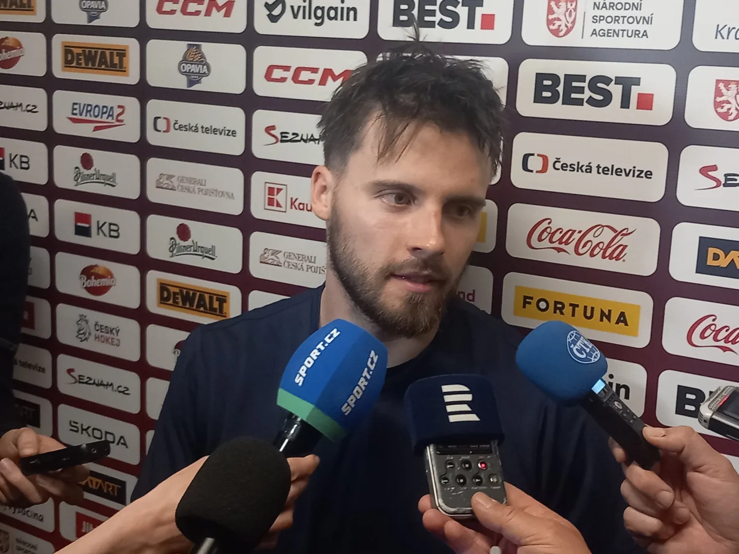 Hokejisté byli z vyhlášené evakuace v šoku, z legrace říkali, že dneska hrát nebudou