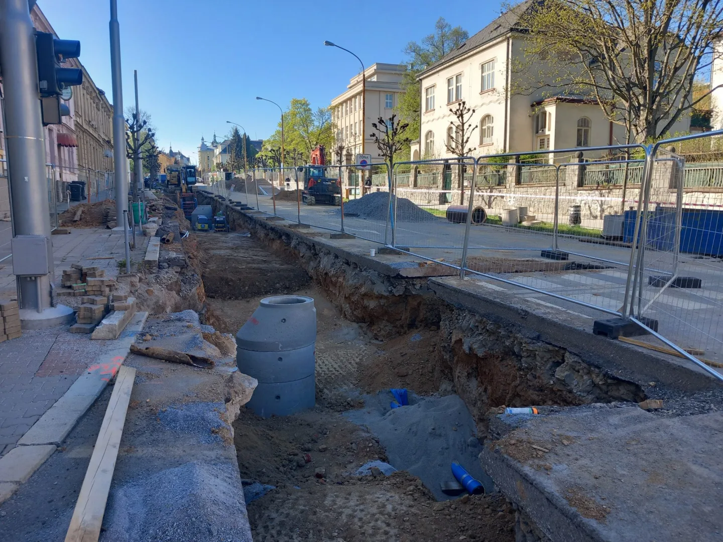 FOTO: Dopravní komplikace v centru Jihlavy: Třída Legionářů je neprůjezdná