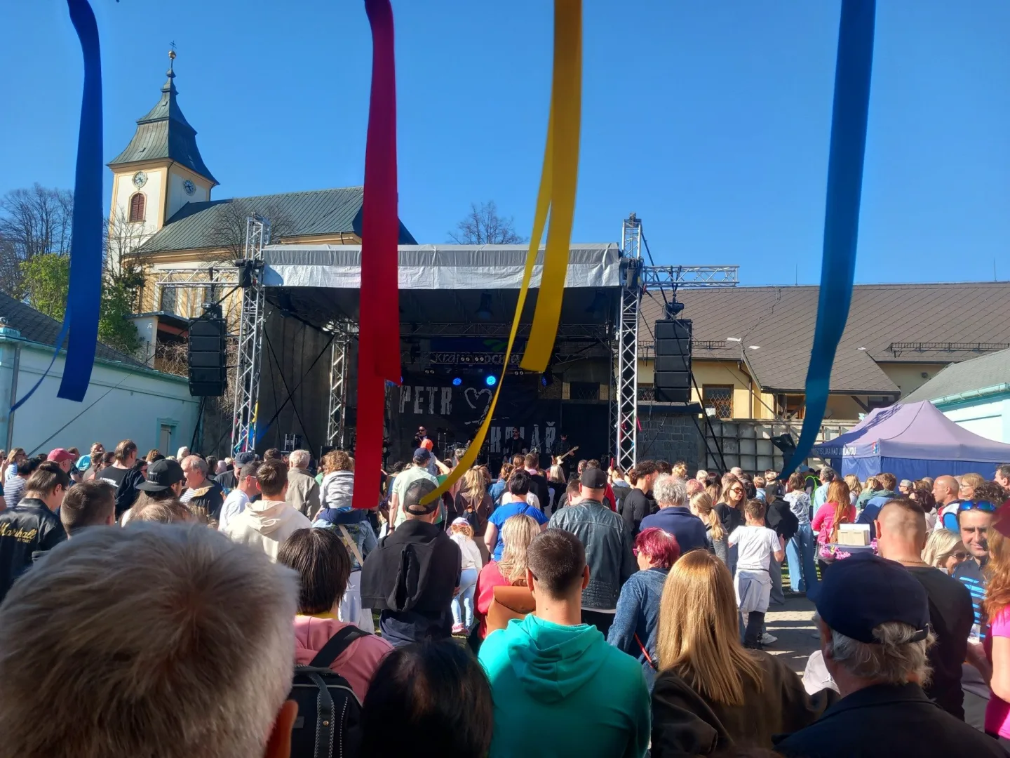 FOTO, VIDEO: Petr Kolář přilákal na Májovku do Luk nad Jihlavou stovky fanoušků