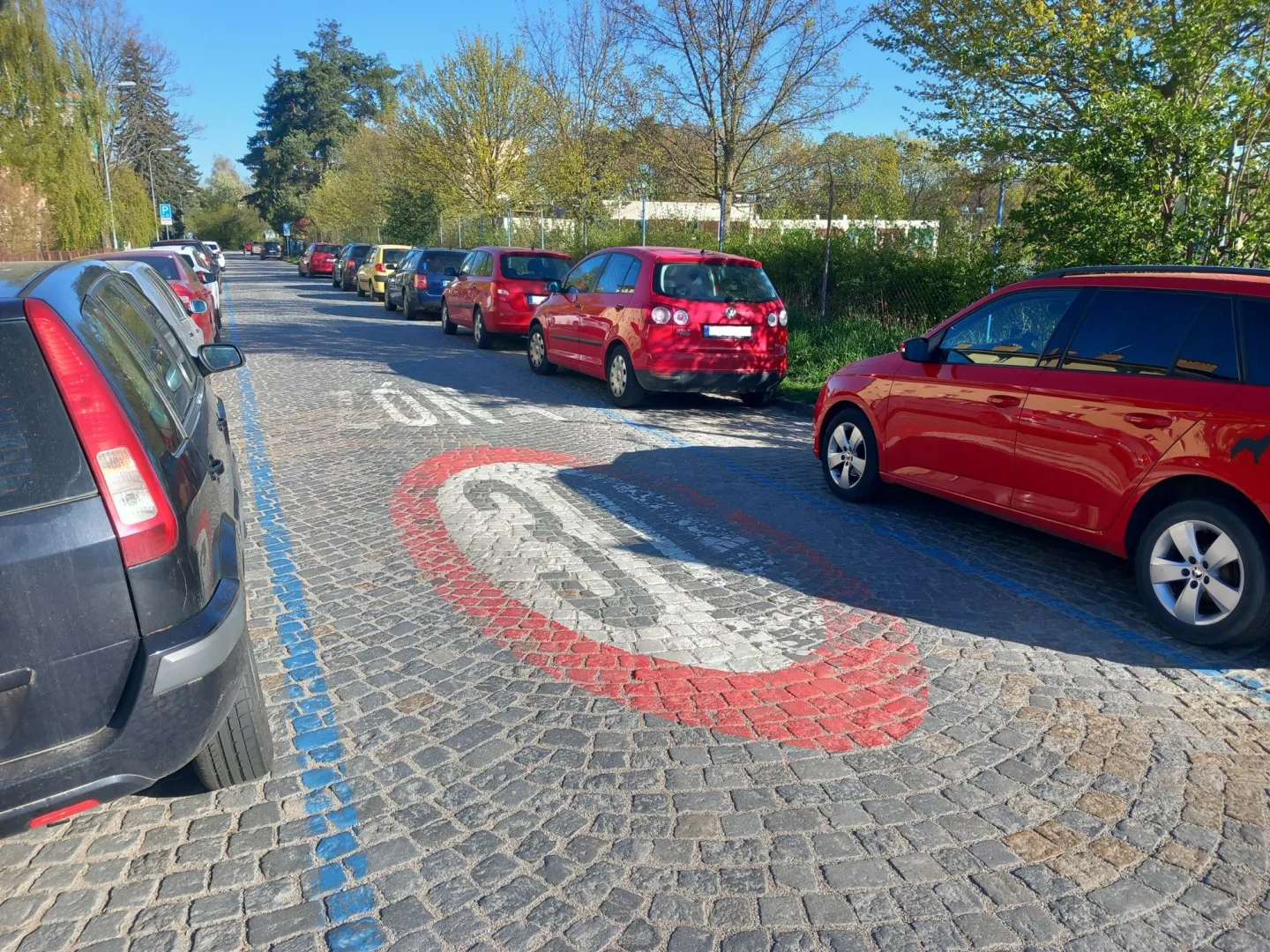 Parkování v Jihlavě XXXIII.: Cestující autobusem mohou v Karolíny Světlé parkovat dál