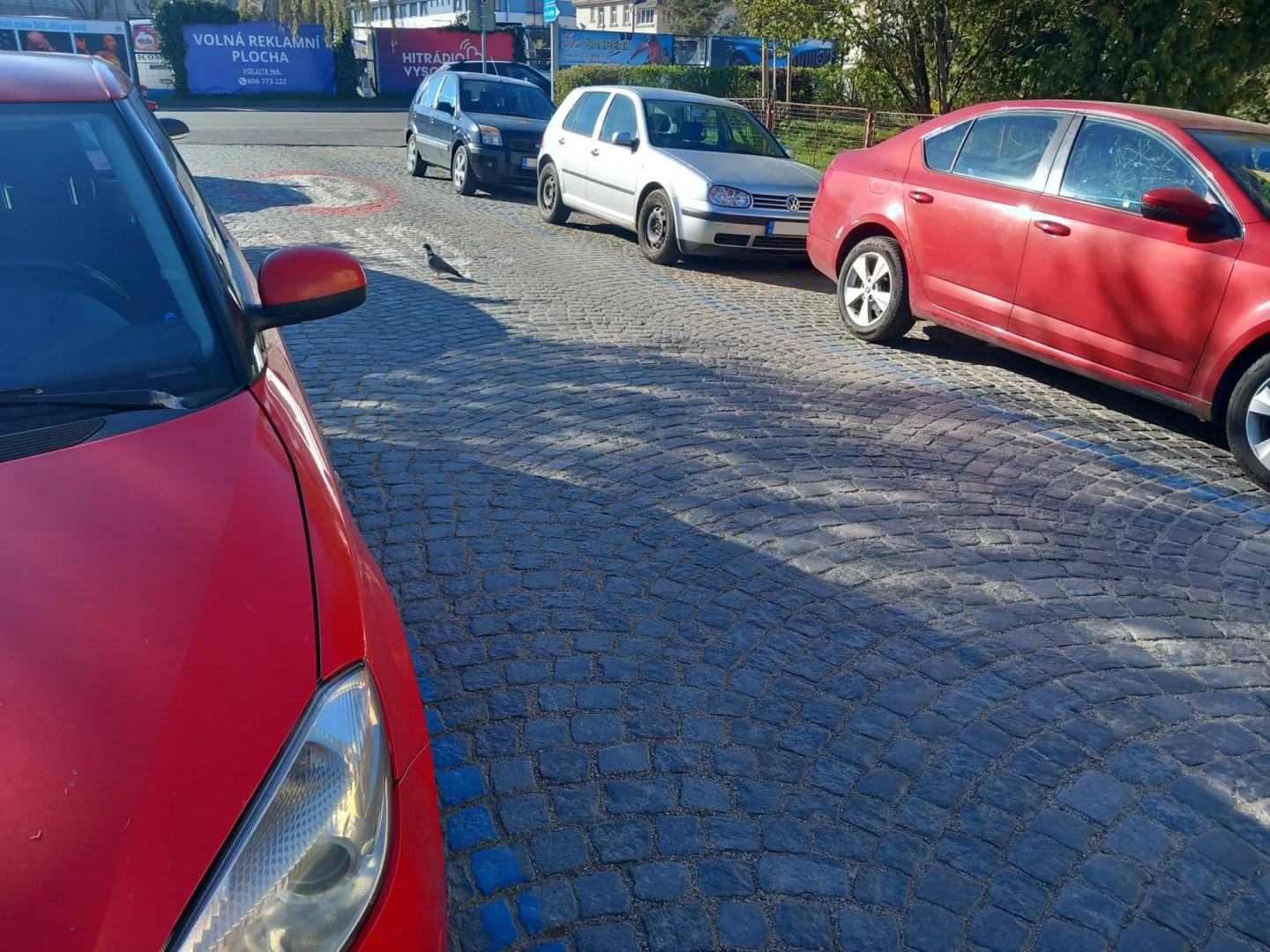 Parkování v Jihlavě XXXIII.: Cestující autobusem mohou v Karolíny Světlé parkovat dál