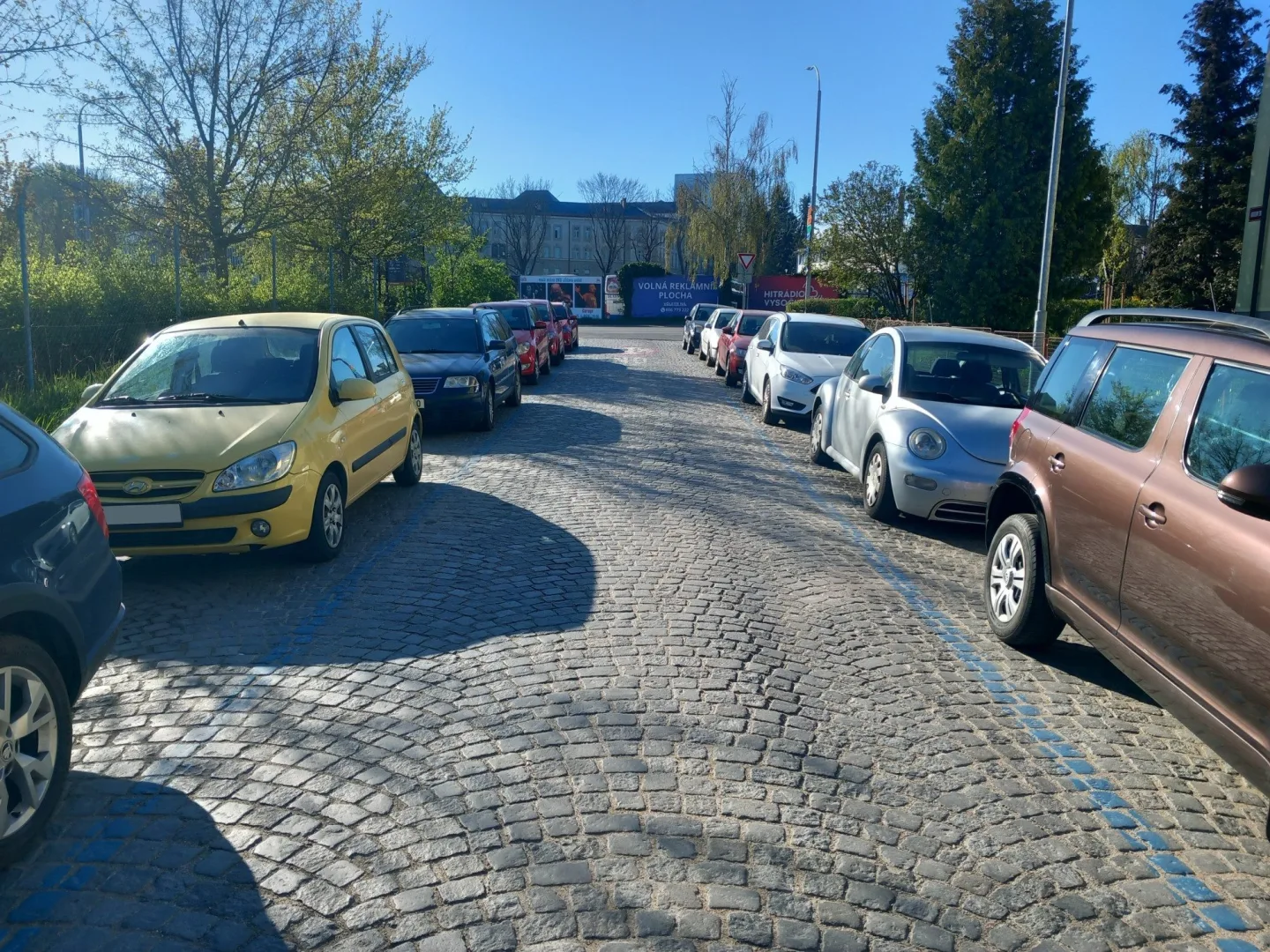 Parkování v Jihlavě XXXIII.: Cestující autobusem mohou v Karolíny Světlé parkovat dál