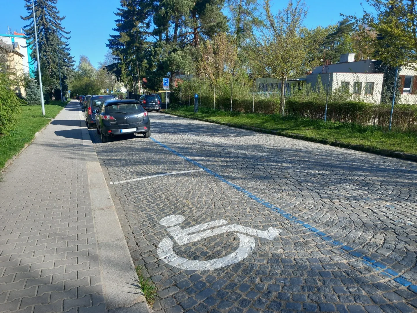 Parkování v Jihlavě XXXIII.: Cestující autobusem mohou v Karolíny Světlé parkovat dál