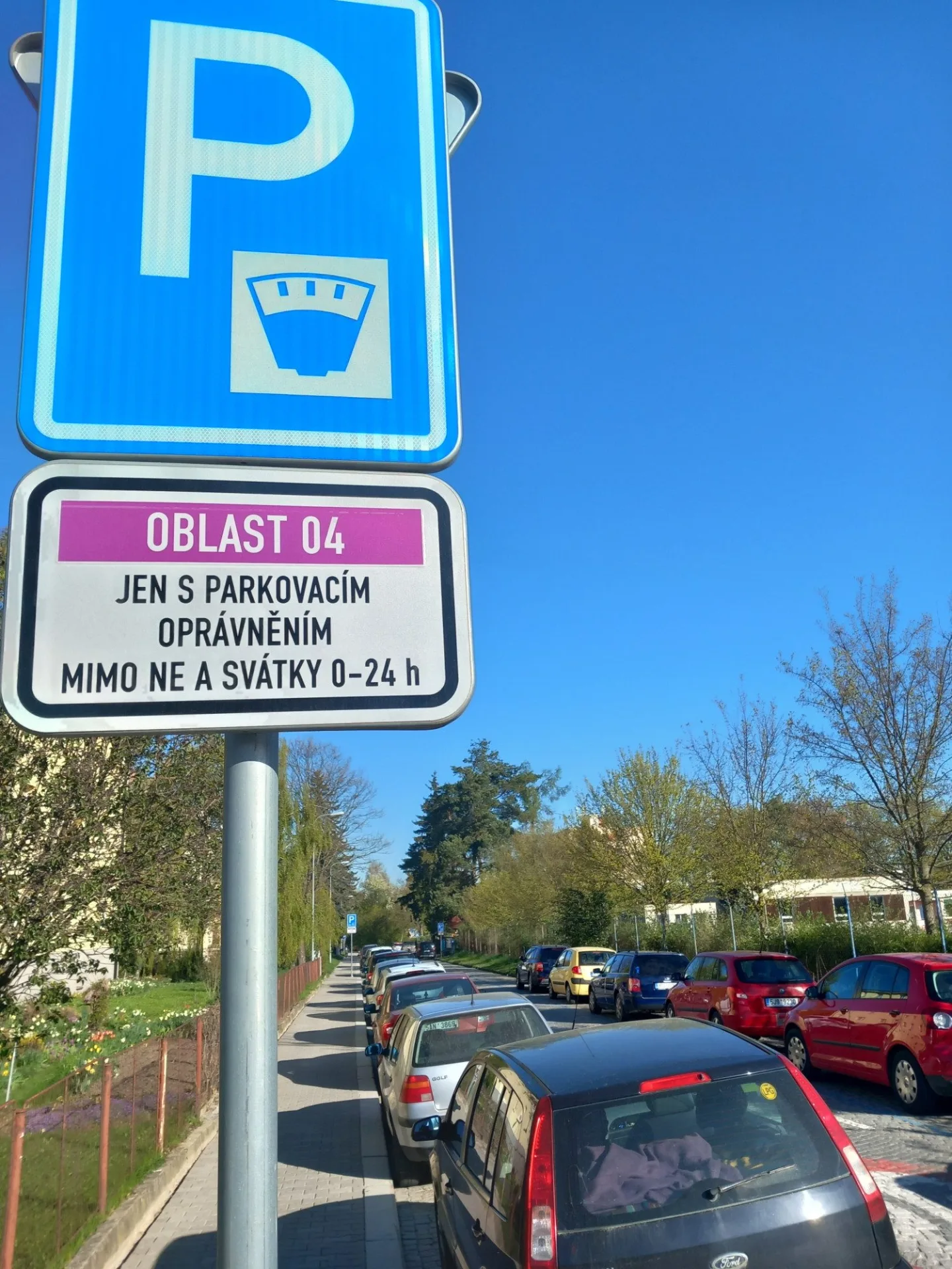 Parkování v Jihlavě XXXIII.: Cestující autobusem mohou v Karolíny Světlé parkovat dál