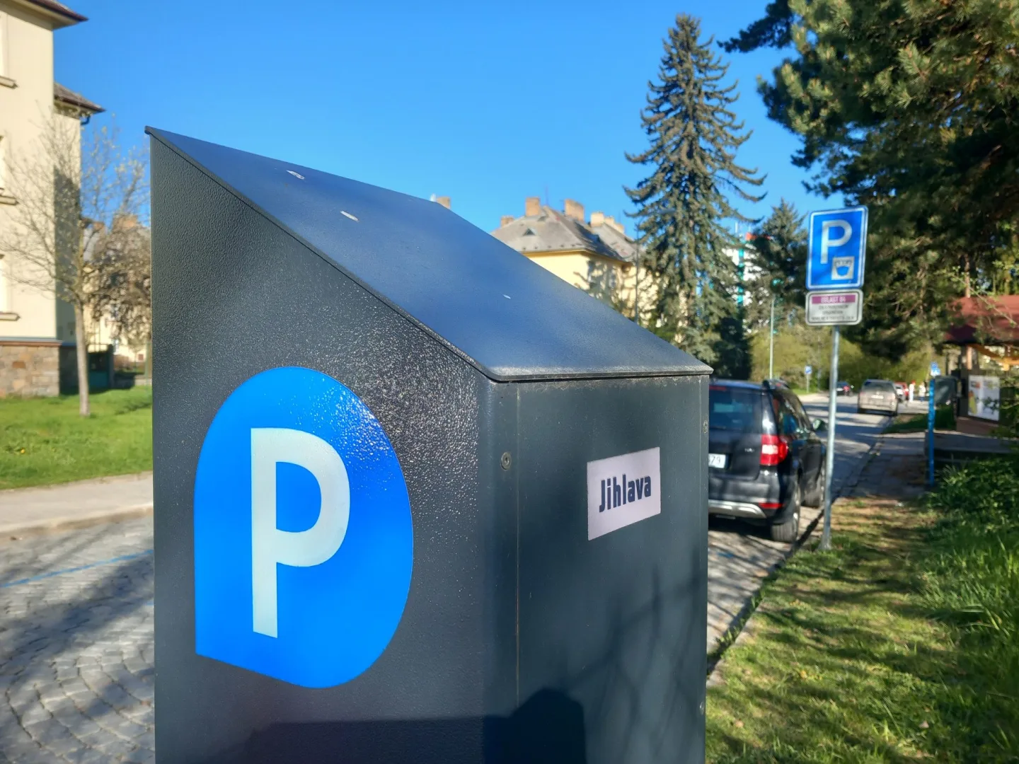 Parkování v Jihlavě XXXIII.: Cestující autobusem mohou v Karolíny Světlé parkovat dál