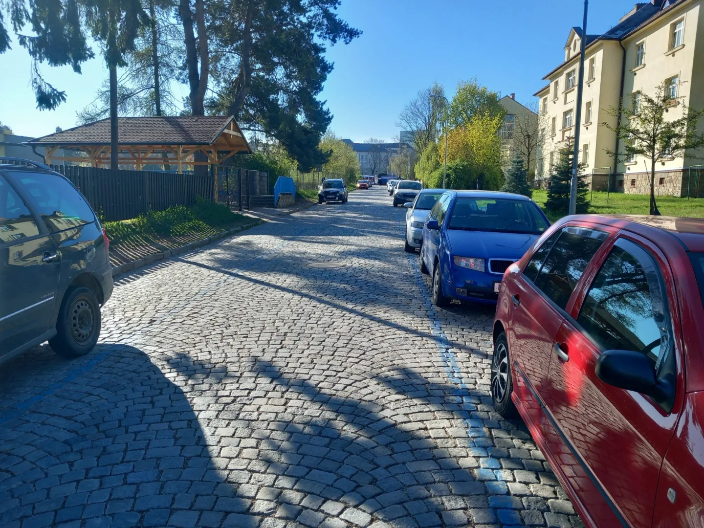 Parkování v Jihlavě XXXIII.: Cestující autobusem mohou v Karolíny Světlé parkovat dál