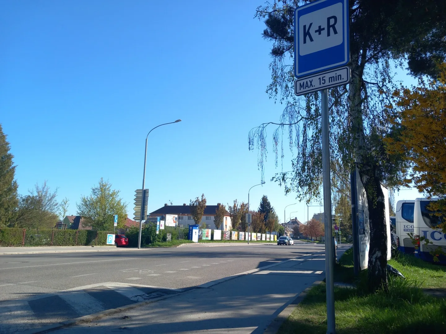 Parkování v Jihlavě XXXIII.: Cestující autobusem mohou v Karolíny Světlé parkovat dál