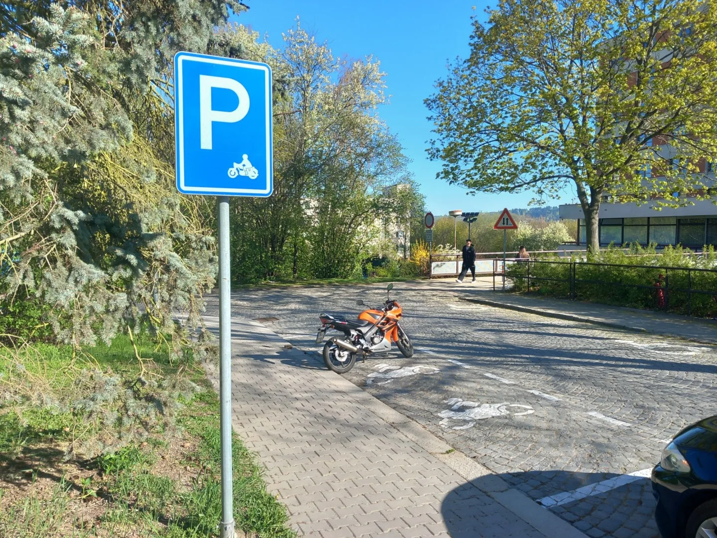 Parkování v Jihlavě XXXIII.: Cestující autobusem mohou v Karolíny Světlé parkovat dál