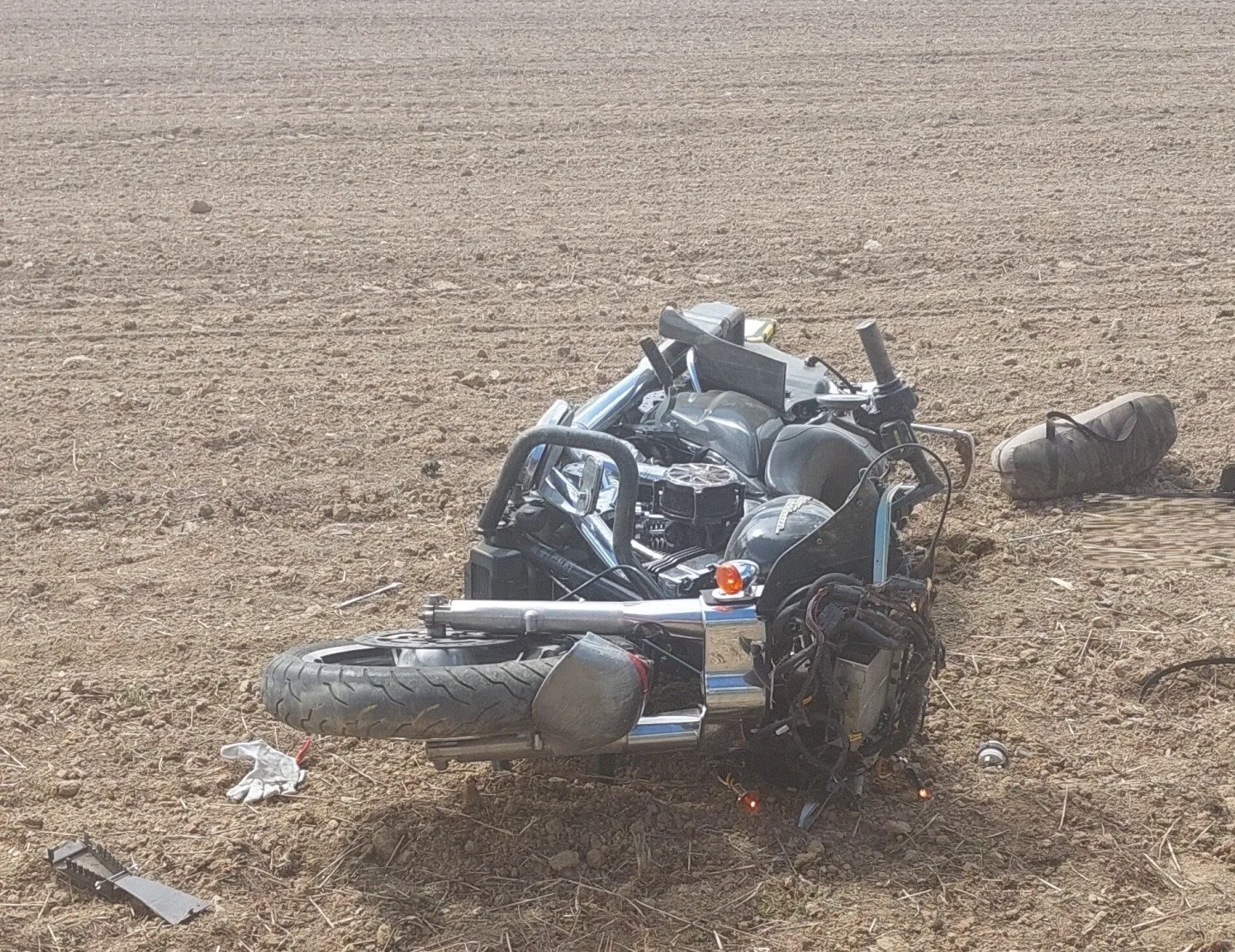 Harley Davidson skončil v poli, řidič se vyhýbal koním na silnici. Foto: Policie ČR