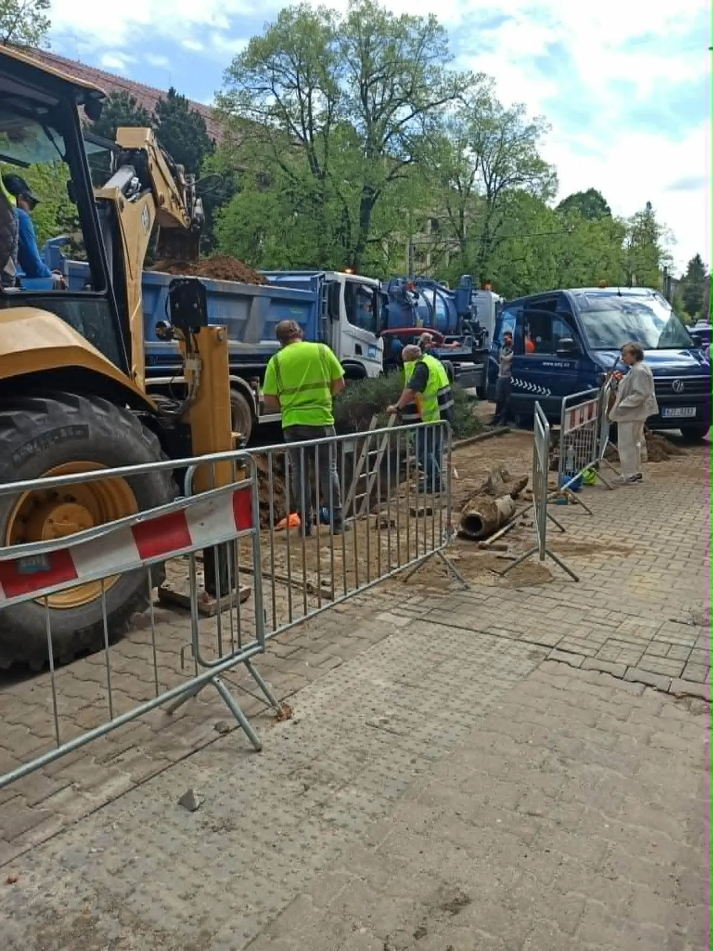 Voda v části Jihlavy stále neteče, dělníci od rána pracují na opravě potrubí. Foto: Karel Švec